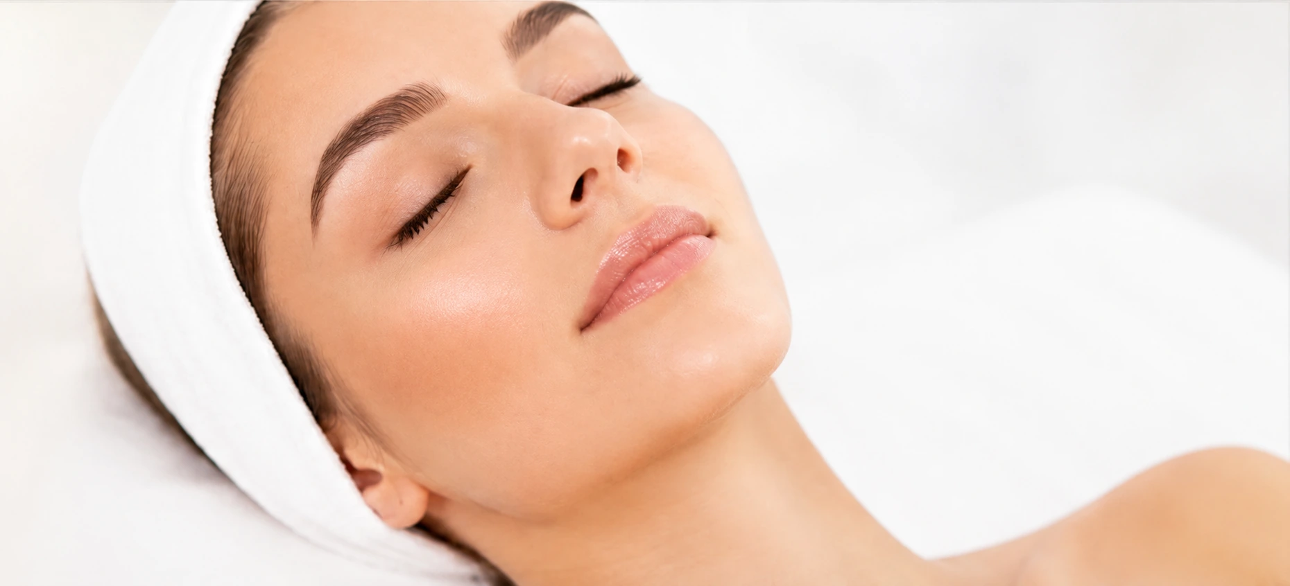 Rostro de mujer en un entorno de cuidado facial